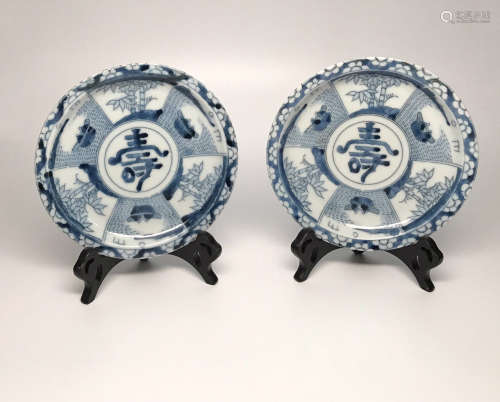 A PAIR OF BLUE & WHITE PLATES