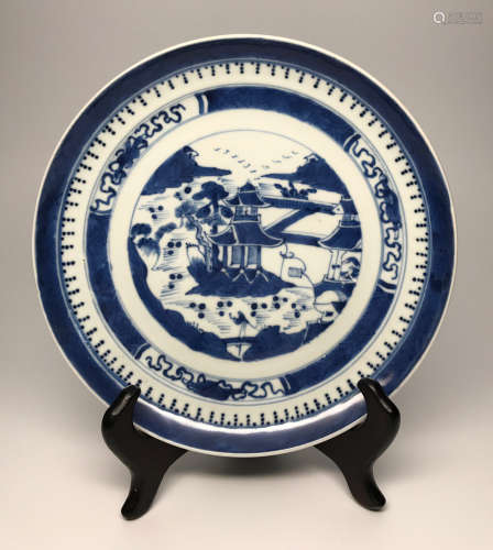 A BLUE & WHITE PLATE WITH PATTREN OF LANDSCAPE