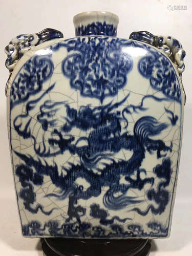 A BLUE AND WHITE DRAGON PATTERN VASE