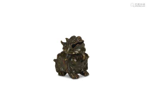 A MINIATURE BRONZE ‘LUDUAN’ INCENSE BURNER. Ming Dynasty. Standing foursquare, the hinged head