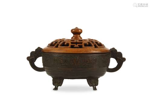 A CHINESE DOCUMENTARY BRONZE RITUAL FOOD VESSEL, GUI. Ming Dynasty, 15th to 17th Century. Raised on