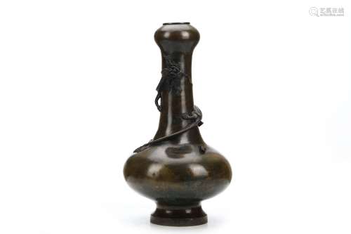 A CHINESE BRONZE GARLIC NECK ‘DRAGON’ VASE. Early Qing Dynasty. The pear-shaped bottle-form vase