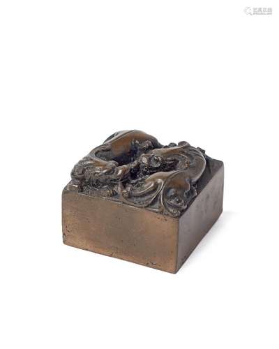 A Chinese bronzed square weight, 20th century, decorated to the top with two chi-long dragons, 5cm