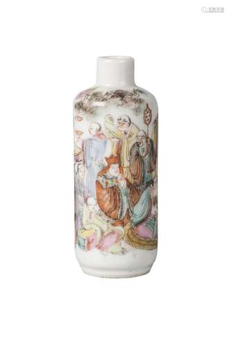 A Chinese porcelain snuff bottle, late Qing dynasty, painted in famille rose enamels with