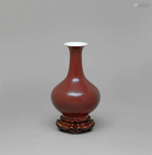 清道光 霁红釉赏瓶