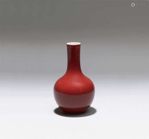 清道光 荠红釉天球瓶