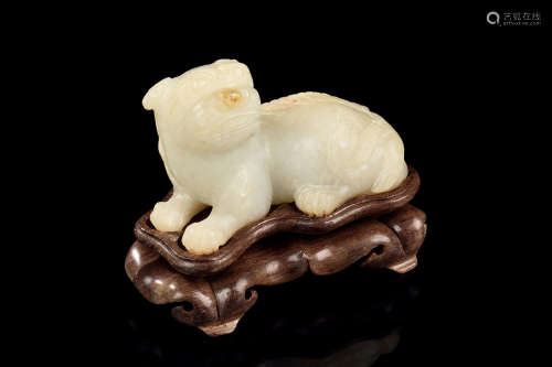 A WHITE JADE CARVING OF MYTHICAL LION FIGURE