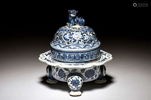 BLUE AND WHITE 'FLOWERS' TRIPOD CENSER WITH LID