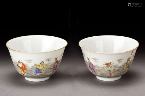 A PAIR OF FAMILLE-ROSE EIGHT IMMORTALS BOWLS
