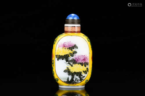 YELLOW GLASS AND PAINTED OPEN MEDALLIONS SNUFF BOTTLE