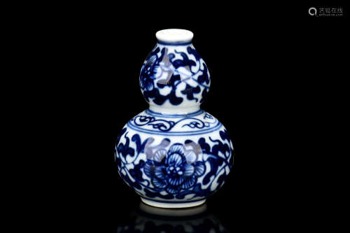 BLUE AND WHITE 'FLOWERS' DOUBLE GOURD SNUFF BOTTLE