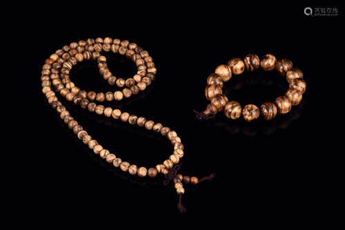 SET OF AGARWOOD BEAD NECKLACE AND BRACELET