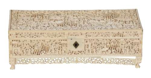Y A Cantonese ivory box and cover, 19th century