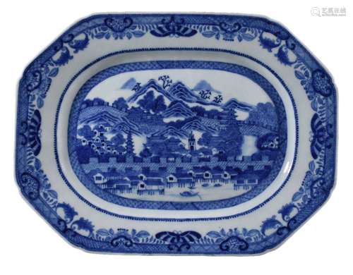 A Chinese blue and white 'Hong' pattern meat dish, Qianlong, with butterfly and floral border, 31.