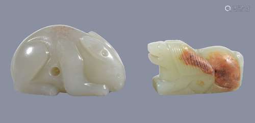 A Chinese celadon and russet jade horse, with incised main and tail, 4.3cm long x 2.3cm high x 1.6cm