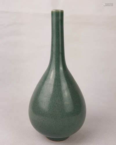 A GREEN-GLAZED LONG NECK VASE WITH TIANQI MARK