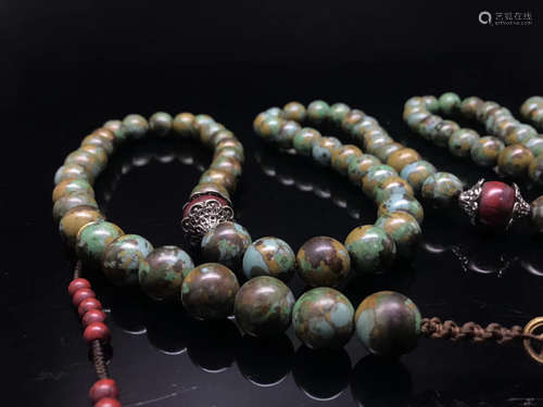 A TURQUOISE NECKLACE