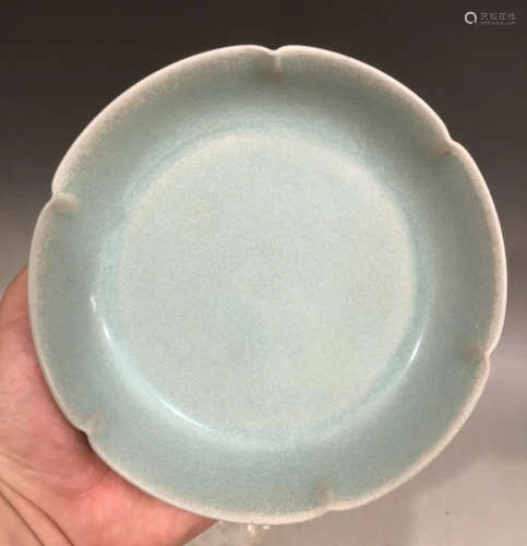 A LIGHT GREEN GLAZED PLATE