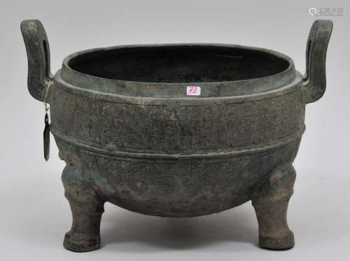 Bronze ritual vessel. China. Warring States period. (6th - 2nd BC). Archaic ting form. Surface decorated with intertwining kuei dragon scrolls. 12