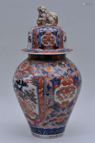 Imari covered jar. Japan. Meiji peirod (1868-1912) Foo dog finial. Decoration of birds and flowering trees with brocade patterns. 20