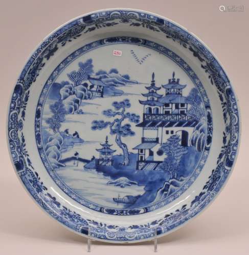 Porcelain bowl. Chinese Export ware. Circa 1800. Underglaze blue Nanking style decoration. 13