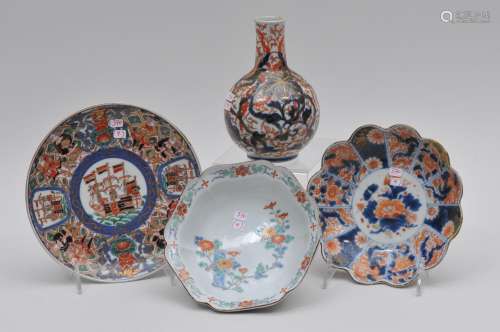 Lot of four Japanese porcelains. 18th to 19th century. To include: A Kakiemon bowl with a foliate edge, an Imari ships plate, an Imari bottle vase and an Imari bowl. Repairs to bowl.