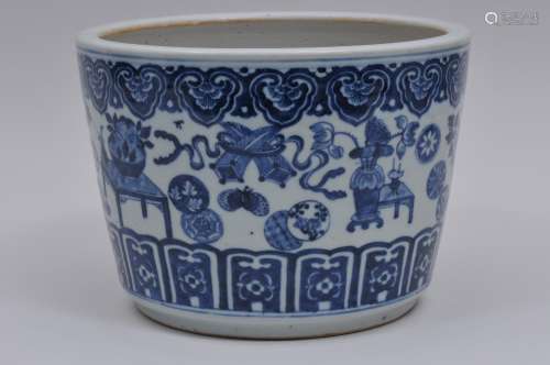 Porcelain planter. China. 19th century. Cylindrical with a slightly flaring mouth. Underglaze blue decoration of 