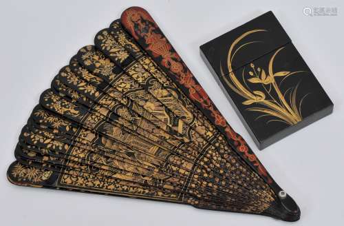 Two lacquer works. China. 19th century. To include: A card de visite  case and a folding fan. Both gold on black. 8
