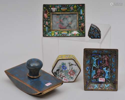 Lot of five enamel works. China. Early 20th century. To include: A Cloisonné blotter, two trays and two boxes.