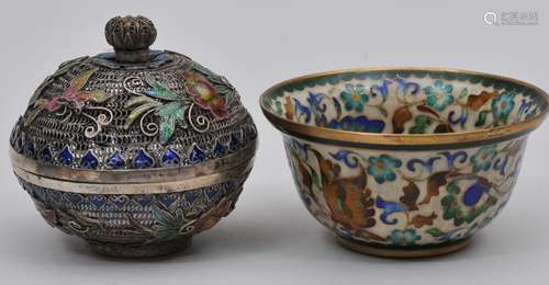 Lot of two enamel works. China. Early 20th century. To include: An enameled silver filigree box and a wine cup decorated with butterflies and flowers on an ivory-white ground. Largest- 3