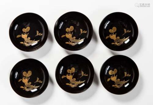 A SET OF SIX LACQUERED PLATES WITH DAIKON