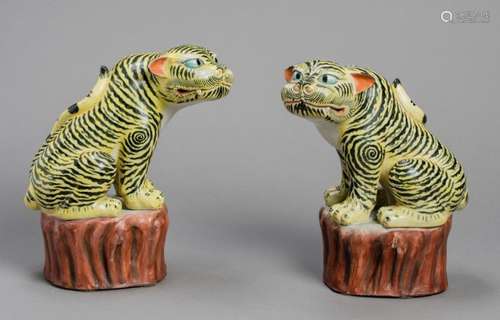 A RARE PAIR OF KAKIEMON MODELS OF TIGERS