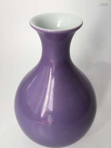 A Chinese Porcelain Vase, Yongzheng Mark.
