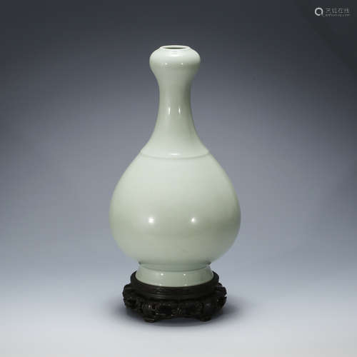 CHINESE CELADON GLAZED GARLIC HEAD VASE