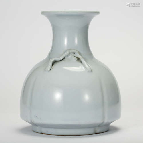 CHINESE WHITE GLAZED VASE