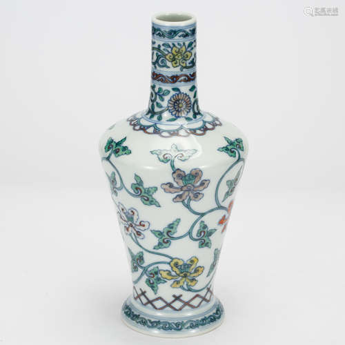 CHINESE DOUCAI PORCELAIN VASE