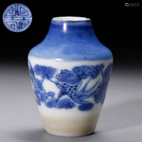 CHINESE BLUE AND WHITE PORCELAIN SNUFF BOTTLE