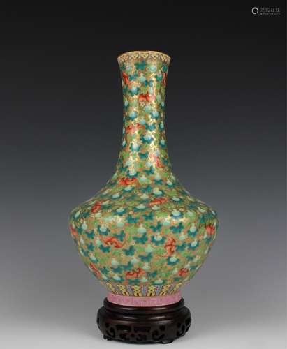 CHINESE GILT FAMILLE ROSE PORCELAIN VASE