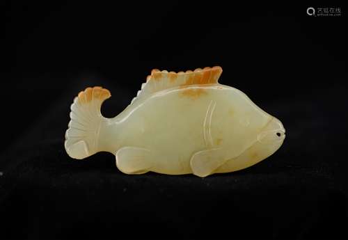 CHINESE YELLOW JADE FISH PENDANT