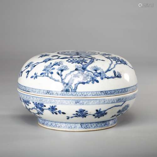 CHINESE BLUE AND WHITE COVER BOX