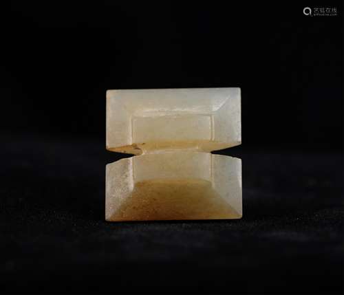 CHINESE ARCHAIC JADE PENDANT