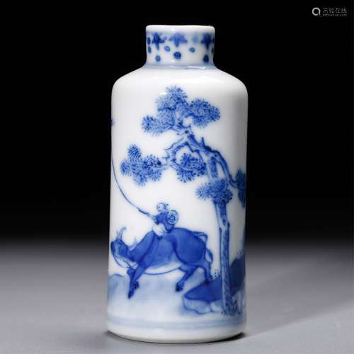 CHINESE BLUE AND WHITE PORCELAIN SNUFF BOTTLE