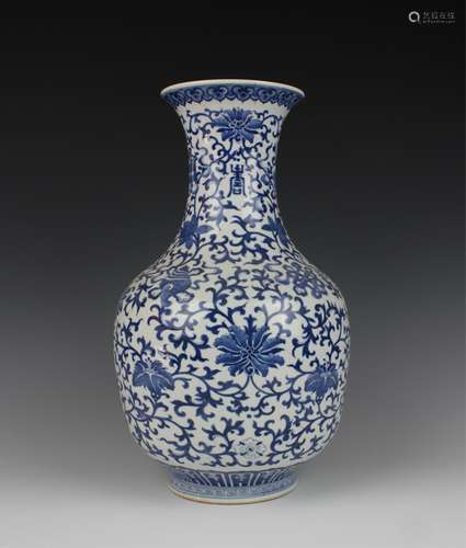 CHINESE BLUE AND WHITE FOLIAGE PORCELAIN VASE