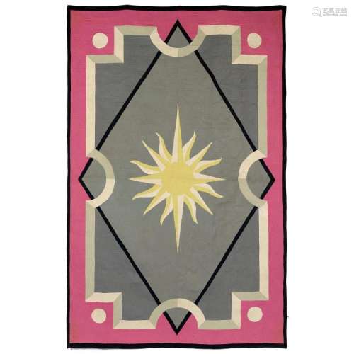 ANDRÉ ARBUS (1903-1969) Tapis ras d'Aubusson, à décor néoclassique formant jardin animé au centre d'un soleil, teintes jaunes, bei...