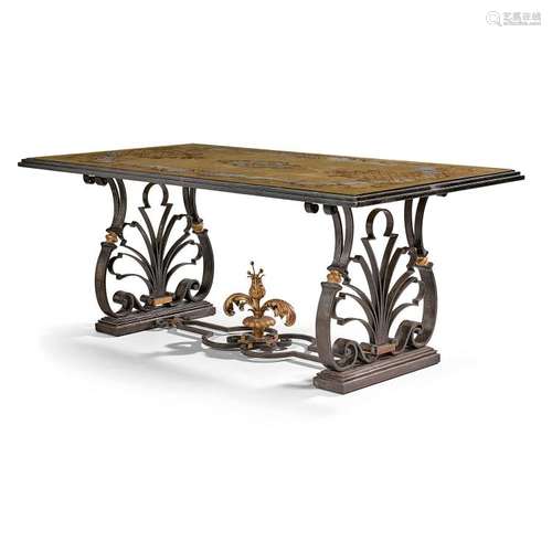 MAISON MERCERIS Table de milieu, structure en fer forgé à patine anthracite, piétement latéral animé de palmettes soulignées de vo...