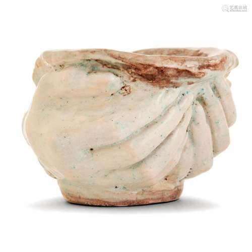 ÉDOUARD CAZAUX (1889-1974) Coupe creuse en faïence, représentant deux mains enserrant une conque, émail blanc jaspé de turquoise e...