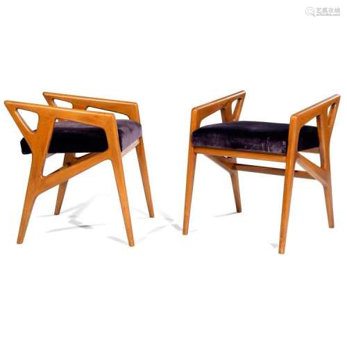 ƒƒ GIO PONTI (1891-1979) Paire de sièges, structure zoomorphe en noyer teinté, assise recouverte postérieurement d'un velours viol...