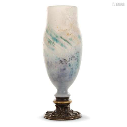 ÉMILE GALLÉ (1846-1904) Vase ovoïde en verre marmoréen multicouche blanc et satiné, animé de poudres intercalaires vertes, bleues,...