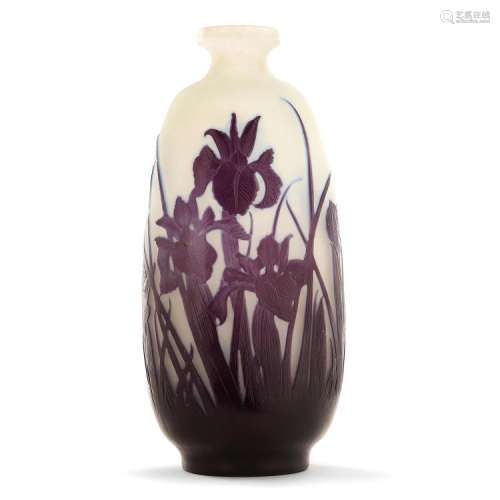 ÉMILE GALLÉ (1846-1904) Vase ovoïde en verre multicouche violet sur fond satiné, décor gravé à l'acide d'iris. Signature gravée à...
