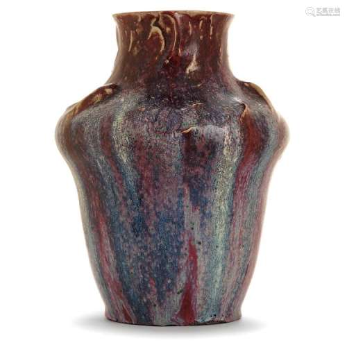 ÉMILE DECŒUR (1876-1953) Vase balustre en grès, col et épaulement animés de mouvements ondés en relief, coulures d'émaux sang de b...